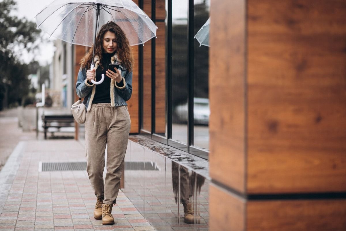 Musim Hujan Tetap Stylish? Racikan Outfit Anti Ribet dan Nyaman