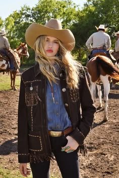 Cowgirl Core: Gaya ala Koboi dengan Sentuhan Feminim